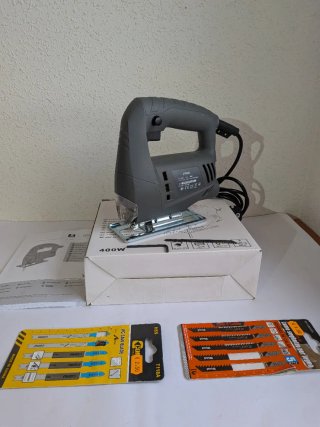 Sierra caladora 400W con hojas incluidas