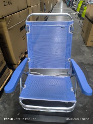 Silla de playa baja azul y plateada