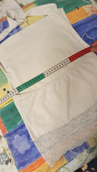 Top allacciato al collo bianco
