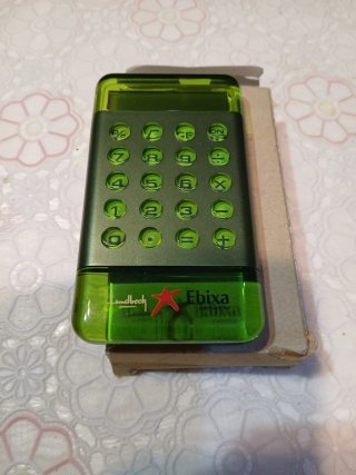 Calculadora Ebixa verde en uso