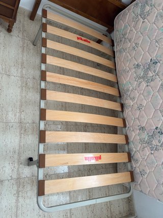 2 Camas con Somier y Mesilla Madera