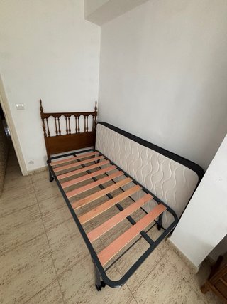 2 Camas con Somier y Mesilla Madera