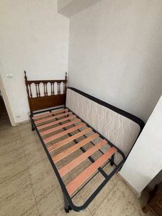 2 Camas con Somier y Mesilla Madera