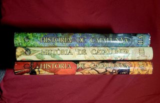 3 tomos de Historia de Catalunya.
