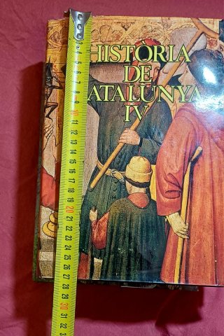 3 tomos de Historia de Catalunya.