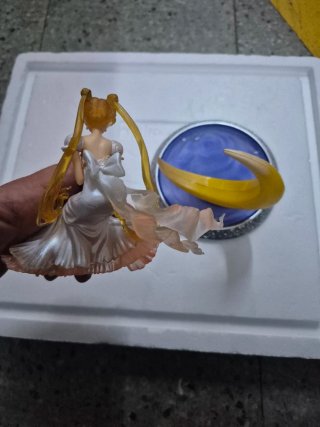 Figura Sailor Moon sentada en la Luna