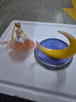 Figura Sailor Moon sentada en la Luna