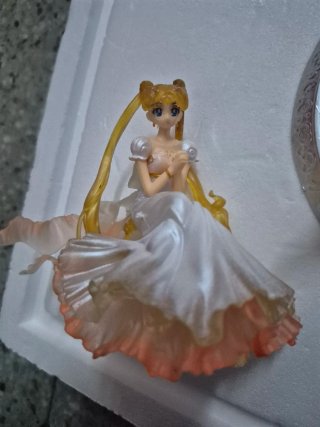 Figura Sailor Moon sentada en la Luna