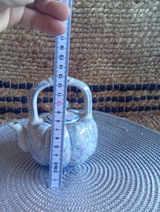 Tetera de cerámica decorada