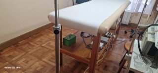 Se venden dos camillas fijas de madera.