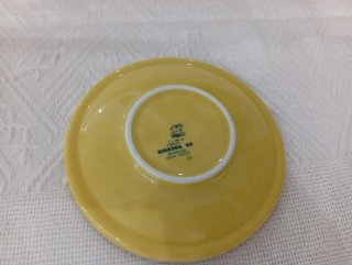 Plato decorativo amarillo con diseño