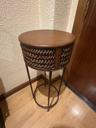 Mesa auxiliar redonda madera, mimbre y metal