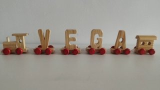Treno in legno con lettere Vega
