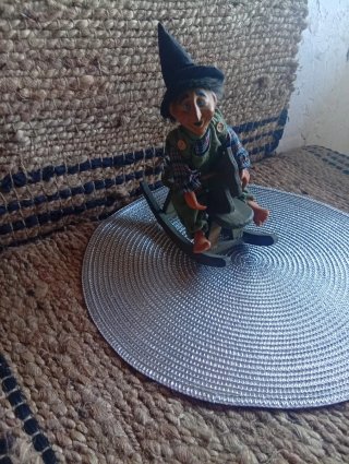 Bruja de fieltro con sombrero