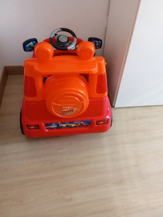 Coche eléctrico infantil rojo