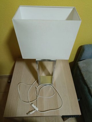 Mesa auxiliar con lampara y perro sujeta puerta