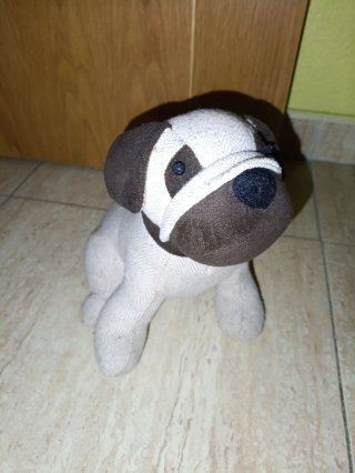 Mesa auxiliar con lampara y perro sujeta puerta
