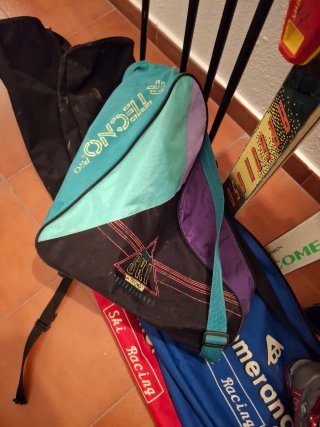 Lote de esquís y bastones antiguos