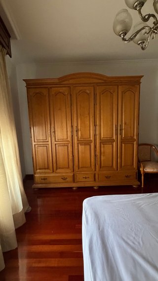 Armario de madera maciza