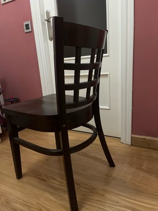 Silla de madera oscura