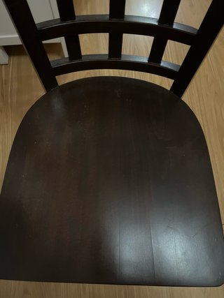 Silla de madera oscura