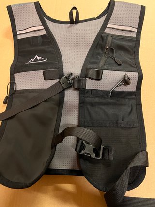 Chaleco deportivo gris y negro