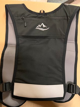 Chaleco deportivo gris y negro
