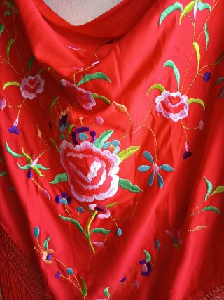 Mantón bordado rojo con flecos