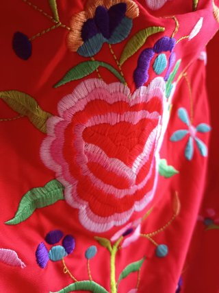 Mantón bordado rojo con flecos