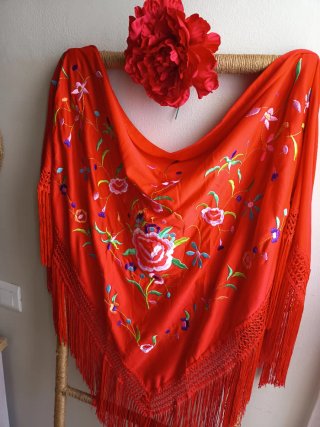 Mantón bordado rojo con flecos