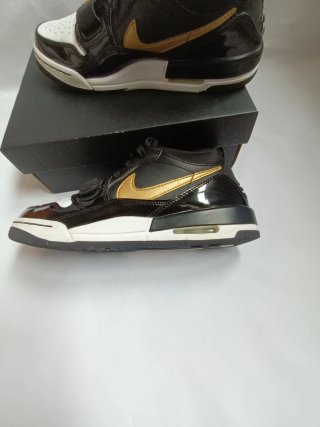 Zapatillas Air Jordan Negras y Doradas
