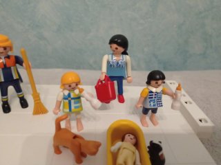 Playmobil con bebe, niñas y 3 adultos HH
