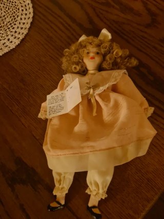 Antigua muñeca de porcelana de Fanas Artesanos.