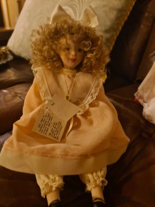 Antigua muñeca de porcelana de Fanas Artesanos.