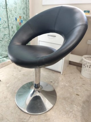 Dos sillones de peluquería.