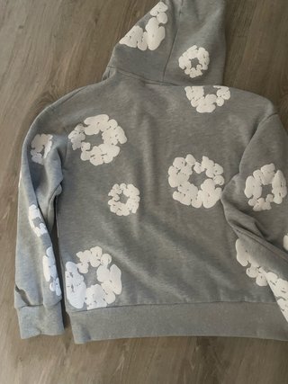 Sudadera Denim Tears Gris con Estampado Blanco