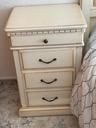 Juego de dormitorio: cabezal, 2 mesitas y aparador