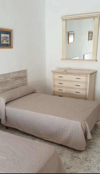 Juego de dormitorio: cabezal, 2 mesitas y aparador