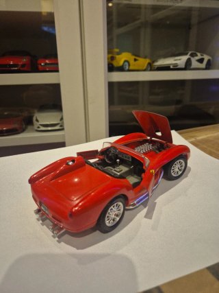 Ferrari 250 Testa Rossa 1:24 Burago
