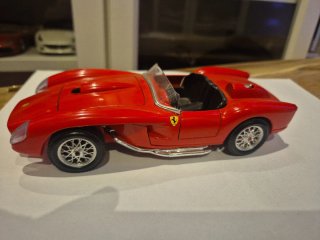 Ferrari 250 Testa Rossa 1:24 Burago