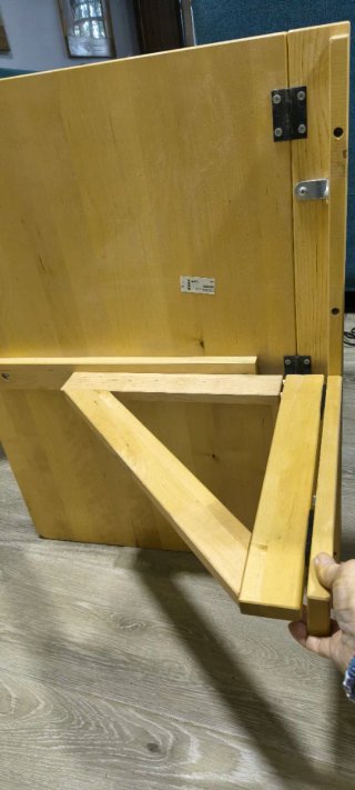 Mesa de cocina de madera abatible.
