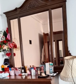 Espejo de madera con marco decorado