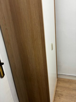 Armario blanco y madera