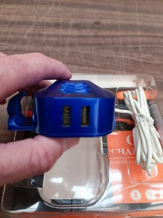 Cargador Coche USB Azul conectado al mechero