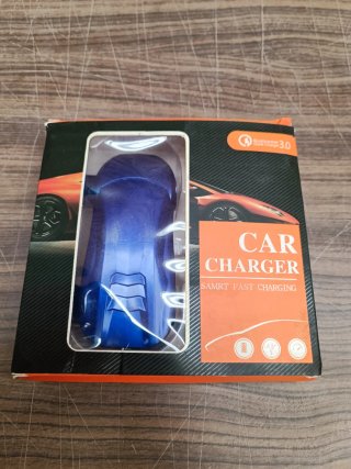 Cargador Coche USB Azul conectado al mechero