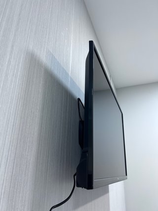 TV TD Systems 32” con soporte de pared