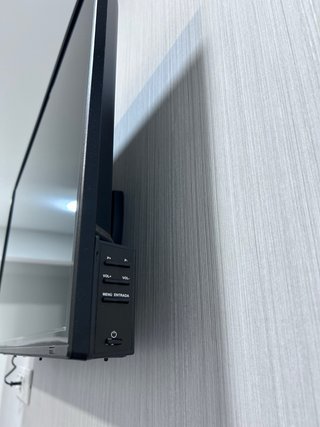 TV TD Systems 32” con soporte de pared