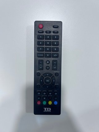 TV TD Systems 32” con soporte de pared