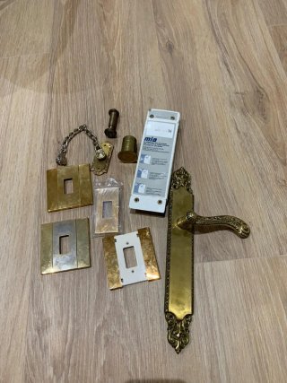 Manillas de puerta doradas