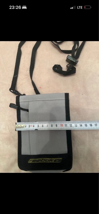 Bolso bandolera Reebok gris y negro